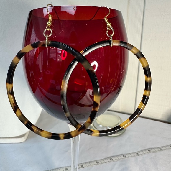 Large fun tortoise colored hoop earrings - Picture 3 of 4